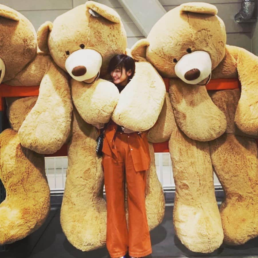 西山茉希さんのインスタグラム写真 - (西山茉希Instagram)「ついにクマさんを肩掛けてみた。  #ベア掛け #フウテンスタイル  移動でおさまりきらないおしゃべり族。 店内の記憶より車内の記憶が濃い目な日。  ぐんもです。」1月9日 9時18分 - maki.nshiyama50
