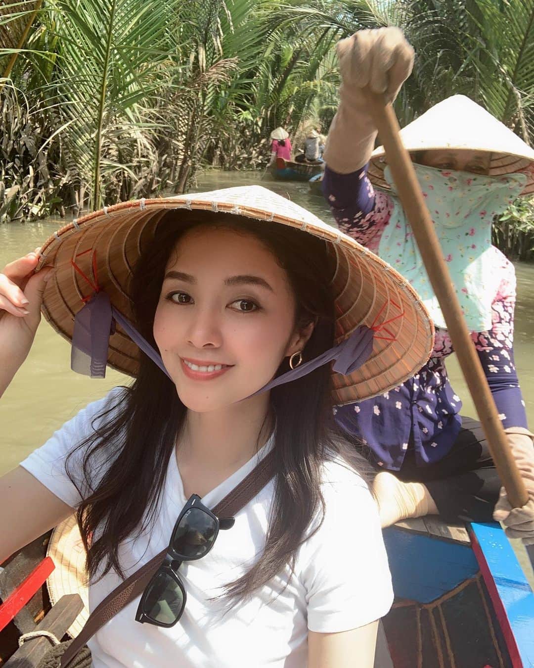 日下裕江さんのインスタグラム写真 - (日下裕江Instagram)「ベトナムでと〜っても楽しみにしていた１つ💓  メコン川クルーズ🚣‍♀️✨ 大自然に囲まれた川を舟で渡るって 本当気持ちいい💖  ノンラー帽子を被らせてくれて ベトナムを満喫✨  楽しすぎて あっという間‼︎ もう一回乗りたい❣️ #メコン川クルーズ #ミトー #トイソン島 #ユニコーン島　#vietnam」1月9日 9時43分 - hiroe___h
