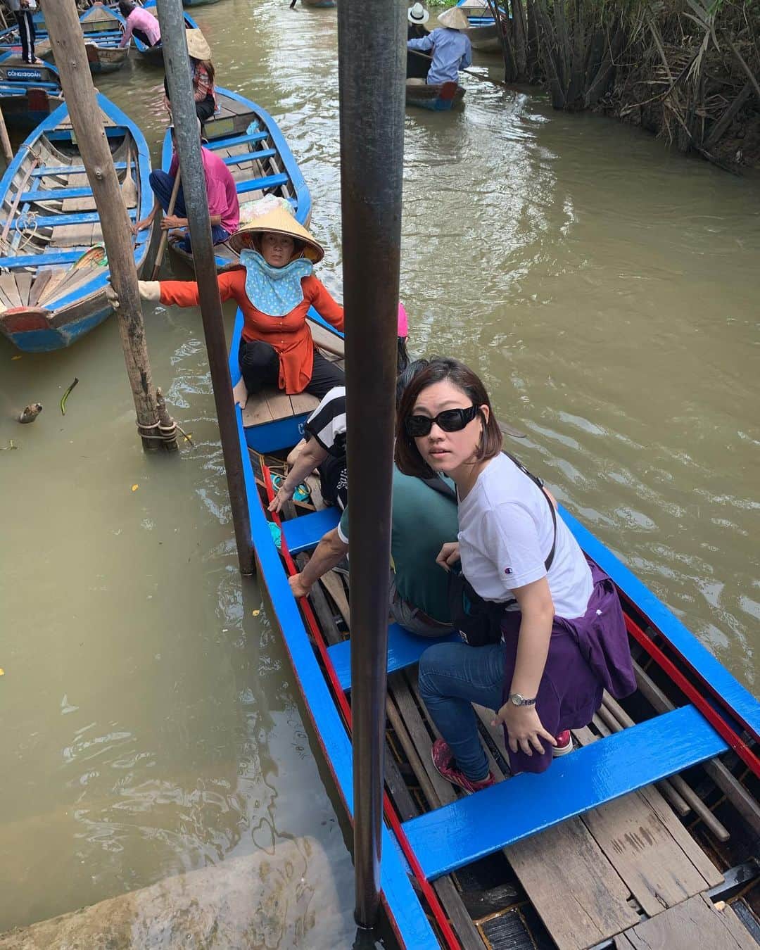 日下裕江さんのインスタグラム写真 - (日下裕江Instagram)「ベトナムでと〜っても楽しみにしていた１つ💓  メコン川クルーズ🚣‍♀️✨ 大自然に囲まれた川を舟で渡るって 本当気持ちいい💖  ノンラー帽子を被らせてくれて ベトナムを満喫✨  楽しすぎて あっという間‼︎ もう一回乗りたい❣️ #メコン川クルーズ #ミトー #トイソン島 #ユニコーン島　#vietnam」1月9日 9時43分 - hiroe___h