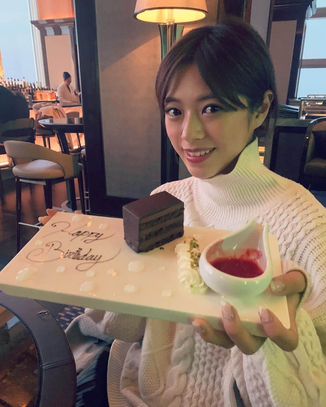 わちみなみのインスタグラム：「🥺うれしいかも〜  ソースのいちごだけ先にたべたの🍓笑  #ハッピーバースデー」