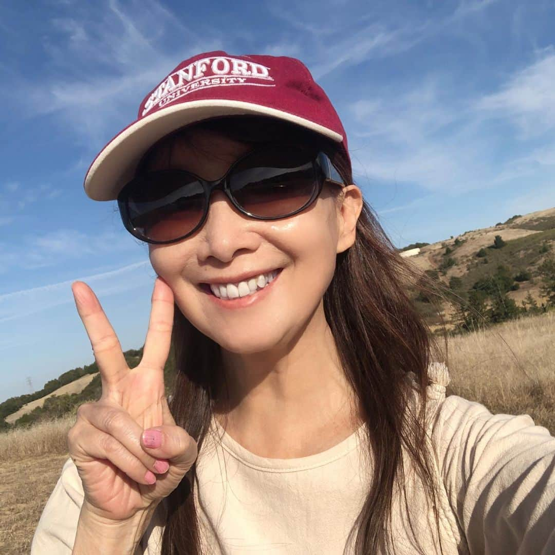 アグネス・チャンさんのインスタグラム写真 - (アグネス・チャンInstagram)「We went hiking. Subscribe to me YouTube channel and enjoy the short videos that I share. ハイキングに行ったよ。私のYouTube チャンネルに登録して、観てくださいね。https://youtu.be/unTTZl3ebuw」1月9日 9時56分 - agneschan1