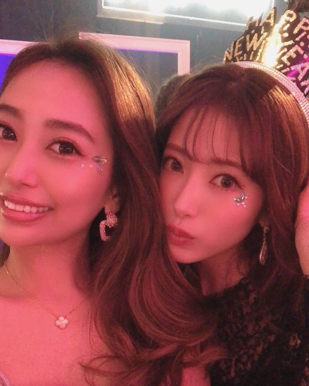 のインスタグラム：「くみさんとっ🐻💓 一緒にお食事したりダウンダウンの方まで探検しに行ったり✌🏽♡ .  目元のキラキラもくみさんが つけてくれたのっ💎💎💎 .  popteen時代からの大先輩で 今でもこうやって可愛がってくださるだいだいだーいすきなくみさん🥺 . ベガス最終日にお手紙書いたのに渡しそびれちゃったやつ😢笑 . ポラ写真🤳も撮ったからまた後ほどUPする👭❤️ #LasVegas#lasvegasstrip#popteen#popteenog」