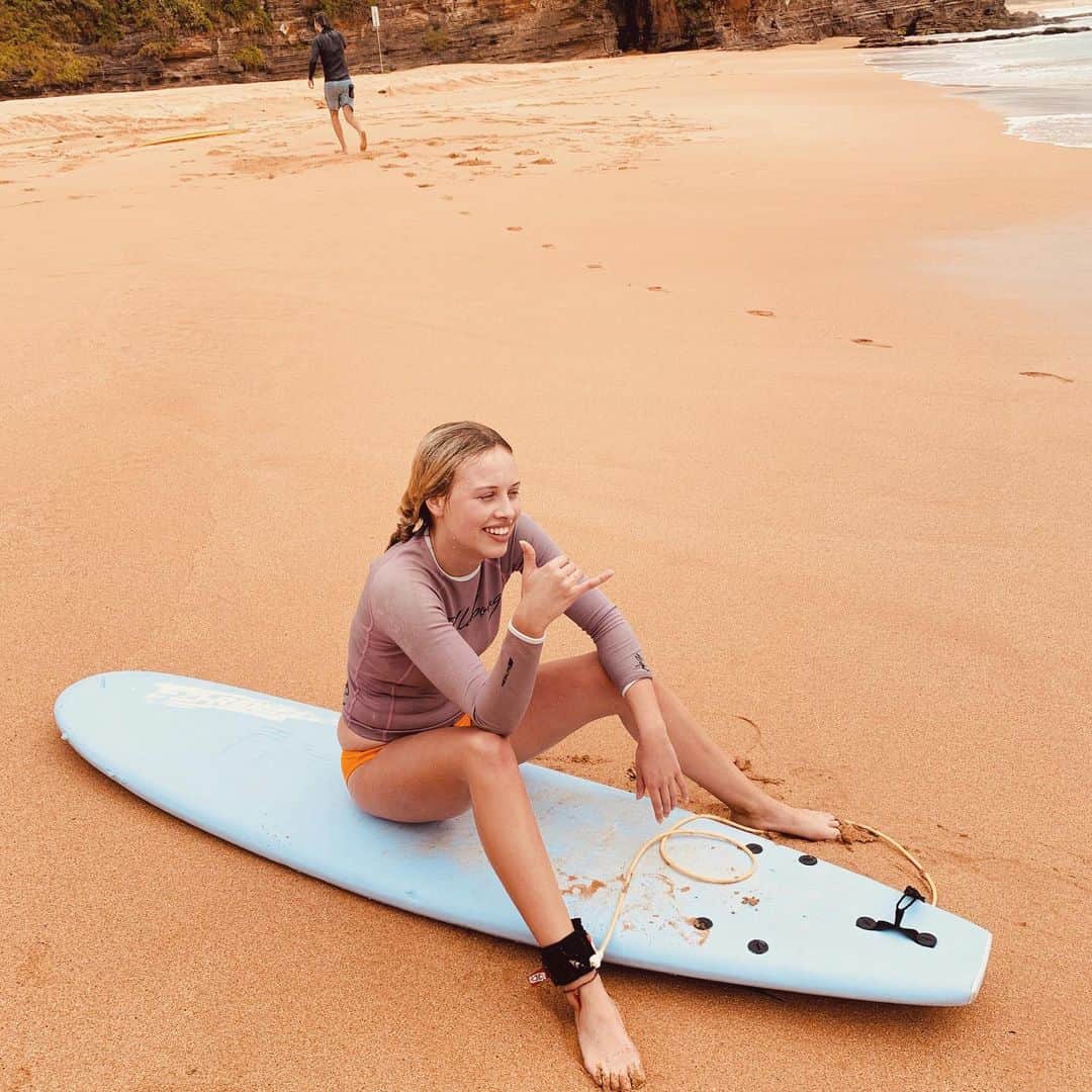 グレイシー・ドジーニーのインスタグラム：「ate more waves than I rode 🌊」