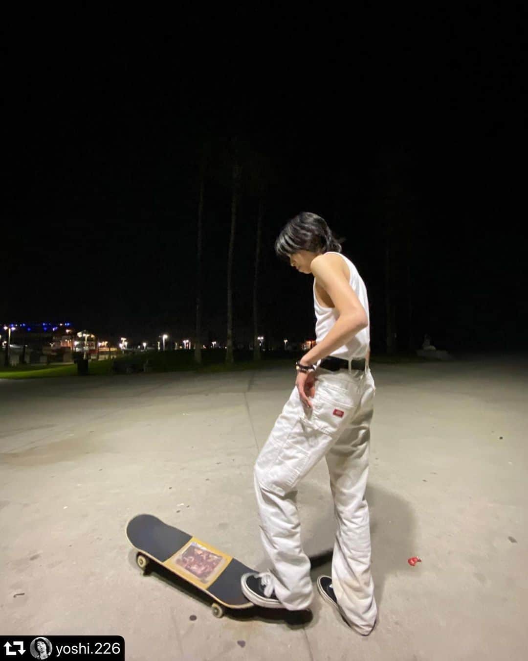 ディッキーズさんのインスタグラム写真 - (ディッキーズInstagram)「#repost @yoshi.226 ・・・ Last sesh in LA 🛹 Such a nice time during the night time.  @yoshi.226 He has gained momentum🤩 He was wearing Dickies white pants🙌  モデル、歌手、俳優、インフルエンサーなど数々の顔を持つ今最も勢いのあるティーンエイジャー @yoshi.226 ❗️ 最近では、バラエティ番組にも出演し持ち前のファッションセンスを披露しているのも記憶に新しい。 #dickies #dickiesjp #workwear #workwearfashion #dickiesworkwear #streetfashion #skatelife #skatefashion #influencer #simplefashion #cool #multitalent #fashionable #ディッキーズ #ストリートファッション #goodvibes」1月9日 10時06分 - dickies_jp