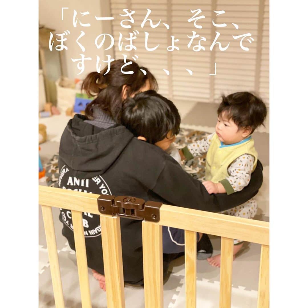 鈴木サチさんのインスタグラム写真 - (鈴木サチInstagram)「さいきんとくいのハイハイで、 かーさんのところにむかったのに、にーさんにさきこされました。。。にーさん、そこどいてください。  #mama #mother #model #family #kids #baby #兄 #7歳 #弟 #8ヶ月 #甘えん坊にーさん #tokyo #japan」1月9日 10時22分 - sachi_suzuki