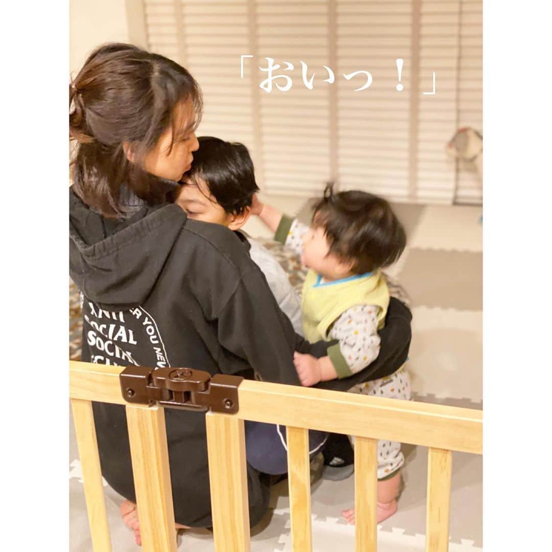 鈴木サチさんのインスタグラム写真 - (鈴木サチInstagram)「さいきんとくいのハイハイで、 かーさんのところにむかったのに、にーさんにさきこされました。。。にーさん、そこどいてください。  #mama #mother #model #family #kids #baby #兄 #7歳 #弟 #8ヶ月 #甘えん坊にーさん #tokyo #japan」1月9日 10時22分 - sachi_suzuki