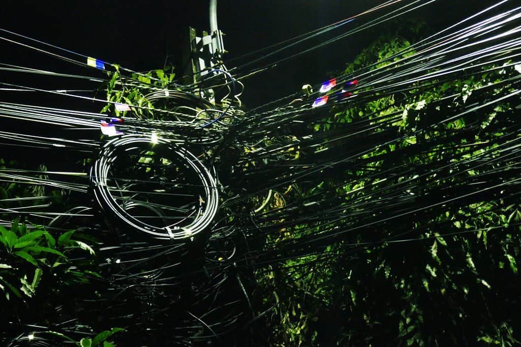 石山蓮華のインスタグラム：「タイの #いい電線 🇹🇭 細い線は電話やインターネットに使われる通信線です➰  #電線 #電柱 #電線礼讃　#electric #electriccable #electricalwires #electricwire #powercables #electricwirecables  #wwwdc #thailand #bangkok」