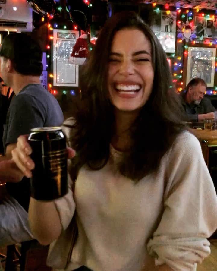 クロエ・ブリッジスのインスタグラム：「I’m sure you have a bunch of resolutions to hit for 2020 but I’d like to invite you to add a pretty easy one to the list: to get back to spending time with friends in person, over a beer. The Miller Lite Offline Cans are in bars for January, and to get them, a group of friends just has to put their phones down at a participating bar for 30 minutes! Here’s to more Miller Time in 2020 🍻 @millerlite #ad」