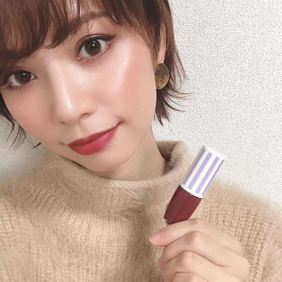 筒井愛実さんのインスタグラム写真 - (筒井愛実Instagram)「． Candy Doll  しみふわ♡女マットスフレ ビターレッド💄 ． 水みたいな付け心地のマットリップ 広げるとサラサラっとした感覚でセミマットな今っぽい感じに仕上がります◎ ． 縦じわになりにくいのと、色の長持ちがいい感じです⑅◡̈* ． #candydoll #しみふわ女マットスフレ #リップ #メイク動画 #コスメレポ #コスメ好き #メイク好き」1月9日 10時26分 - manamin_158cm