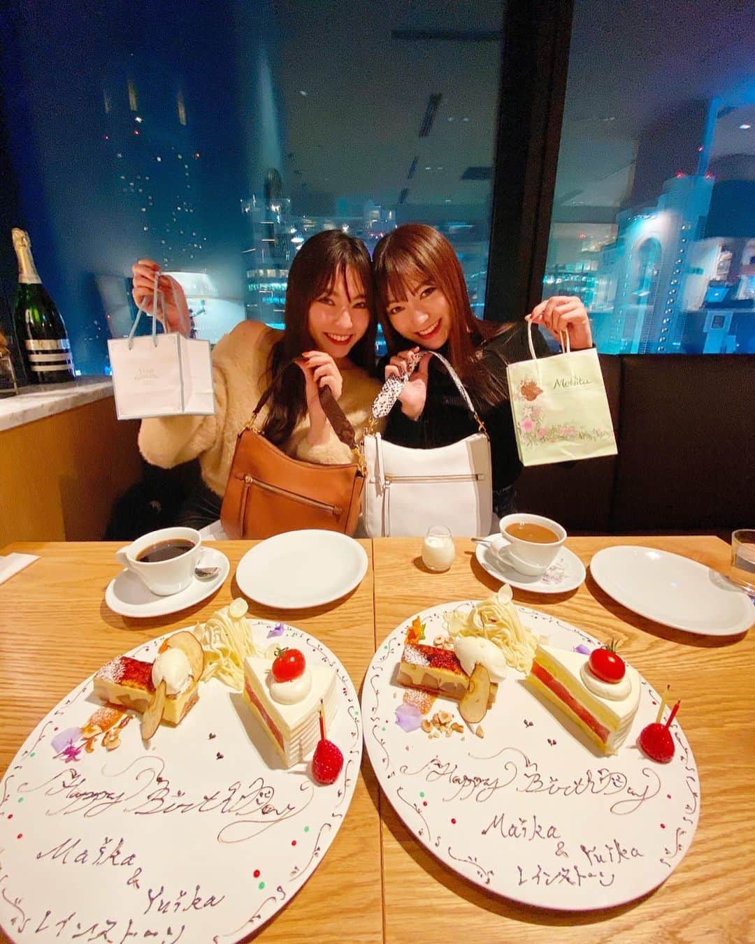 のインスタグラム：「・ My happy birthday🎂💖✨✨ ・ まいちゃんも お誕生日おめでとう😋❤️ ・ ・ #mybirthday  #ひうら姉妹  #樋浦姉妹  #沢山のメッセージありがとうございます  #カウントダウンは  #親友と❤️ #渋谷スクランブルスクエア🌃」