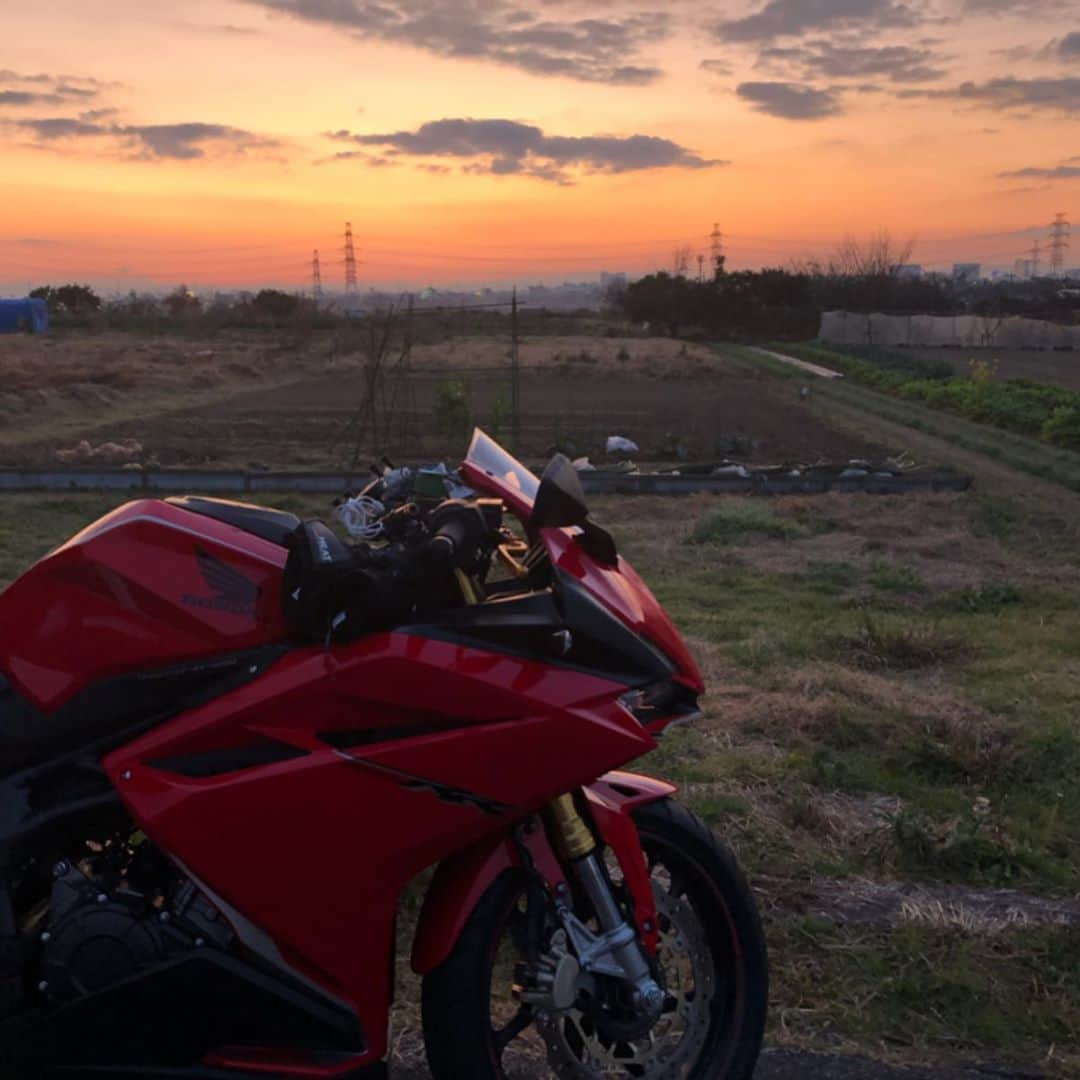 久野静香さんのインスタグラム写真 - (久野静香Instagram)「少し前ですが、﻿ 故郷に相棒を連れて帰りました！﻿ 休憩を入れ過ぎて、7時間程の長旅w﻿ ﻿ 寒くて膝がガクガク震えましたが、﻿ 楽しさの方が勝りました🎉﻿ ﻿ ﻿ #愛知県 ﻿ #大府市 ﻿ #帰省 ﻿ #バイク ﻿ #ツーリング ﻿ #安全第一」1月9日 10時33分 - shizuka_kuno