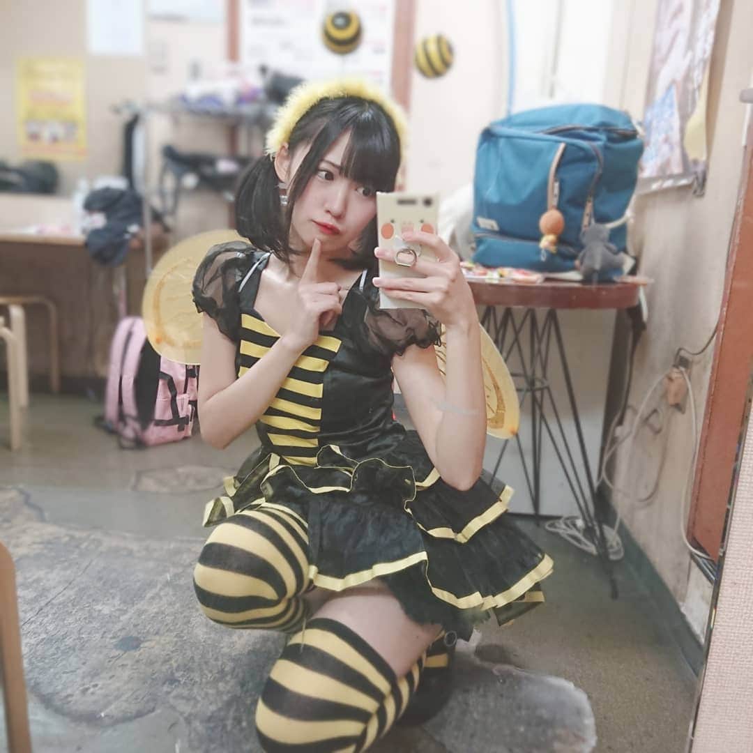 空野青空のインスタグラム：「. . 🐝ぶんぶんはろ〜🐝 . . 朝だねっ（昼） 今日も一日ぼんぼってこヽ(*ﾟωﾟ)ﾉ . . . #あおねコス #bodyline #cosplay #cosplayer #蜜蜂 #コスプレ #ボディライン #aonyan #aoneko #あおにゃん #空野青空 #初号機ボディ #幸薄顔ちゃん #縞ニーソ #ニーハイ #ニーハイソックス #ミニスカート #ニーソ #ツインテール #ツインテール女子 #ツインテ」