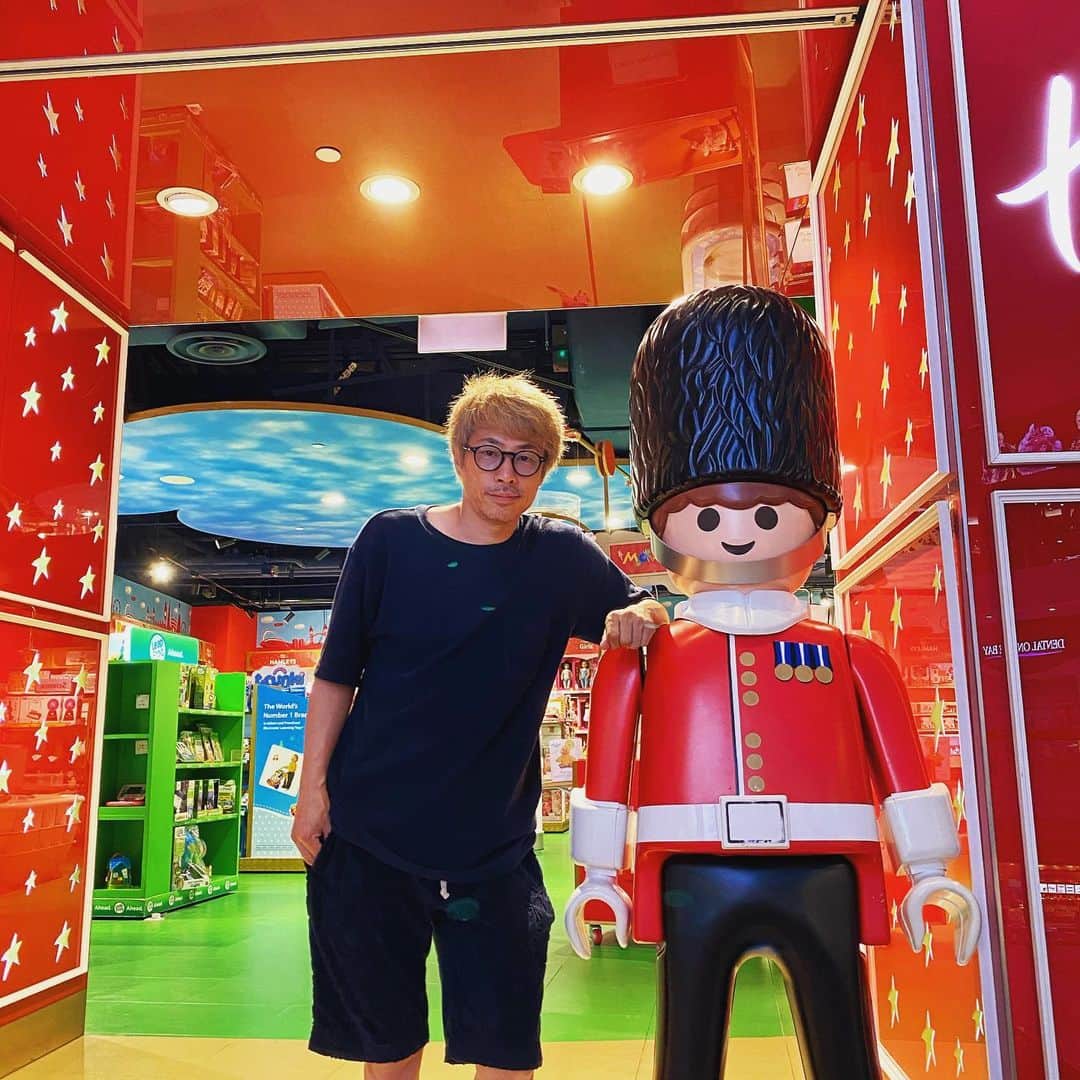 田村淳のインスタグラム：「ロンドンの兵隊さんと一緒に写真を撮りました。 やはりロンドンには惹かれるw  #ロンドン #ロンブーチャンネル #プレイモービル」