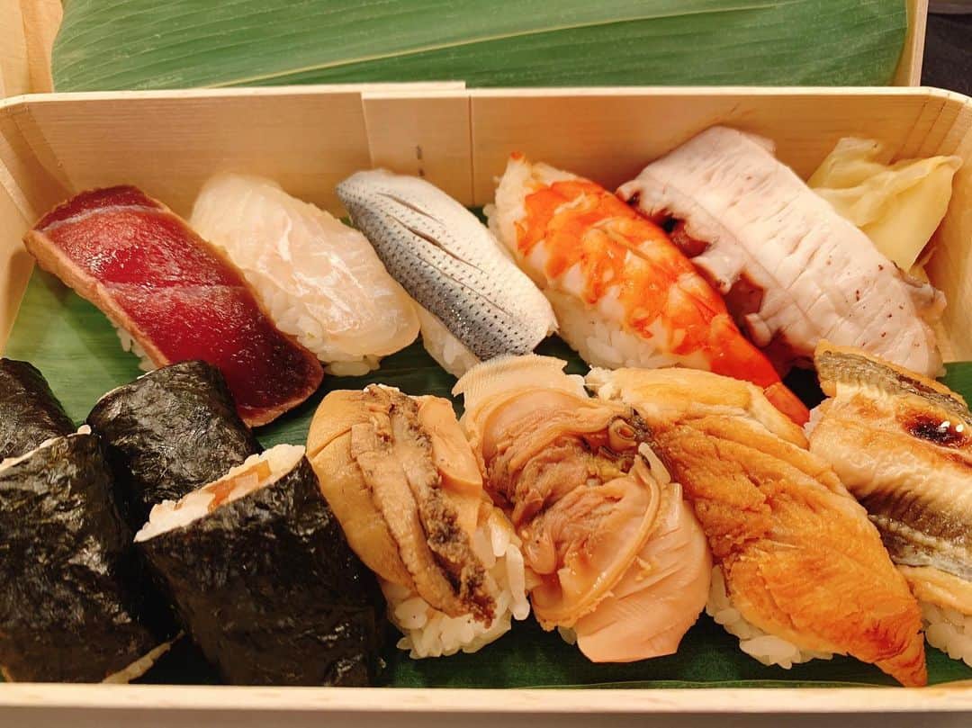 宮崎秋人さんのインスタグラム写真 - (宮崎秋人Instagram)「昨日は座長から差し入れがありました！！ さすが魚屋の八っつぁん！ 江戸前寿司なんて初めて食べた。。 美味しくいただきました。  #江戸前寿司 #戸塚祥太」1月9日 10時38分 - shuto_miyazaki