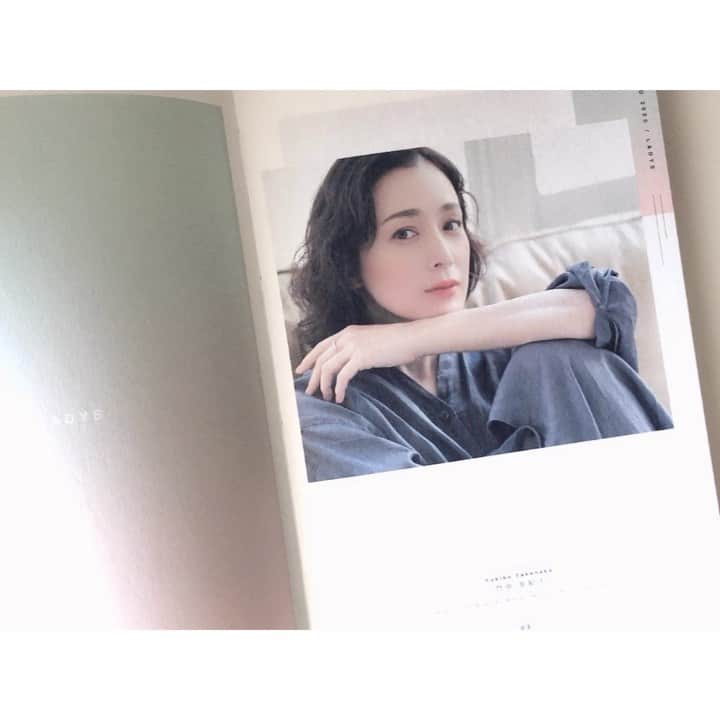 竹中友紀子のインスタグラム：「#jiotto  2020年の事務所のアルバムが手元に届きました。 毎年のことですが、所属モデルさんの掲載写真それぞれに各々の想いが込められていて、見ているだけで気が引き締まります。 瞬間瞬間を大切に、美しく生きることが今年の目標です。  #撮影 ... #玉置順子 さん @junko_tamaki  #ヘアメイク ... #sai さん」