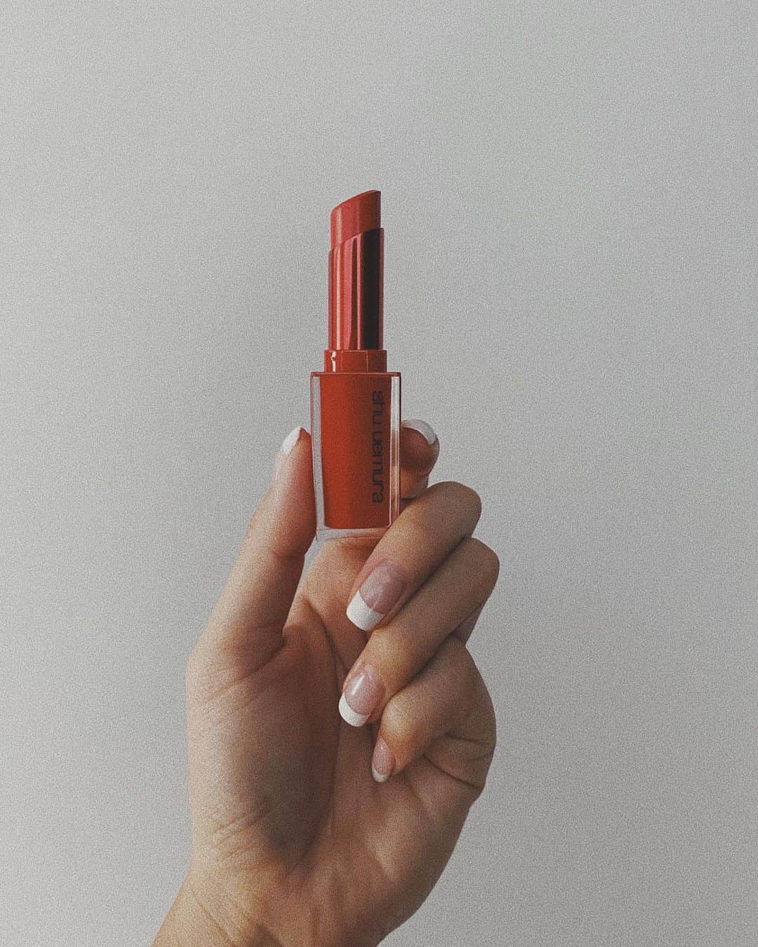 JUNNAのインスタグラム：「"美"  2020年初リップは  @shuuemura の「フレーミングレッドコレクション」  ラッキースター、パッション、チャンスなど可愛いネーミングのエナジーカラーリップコレクション。  今年はカラーアイテムにも色々チャレンジしてみたい気分💋  早速、今夜のインスタライブで付けてみよう✌️ ・ ・ ・ #シュウウエムラ #shuuemura #shuリップ #デパコス #リップ #コスメ#junna💋#💋」
