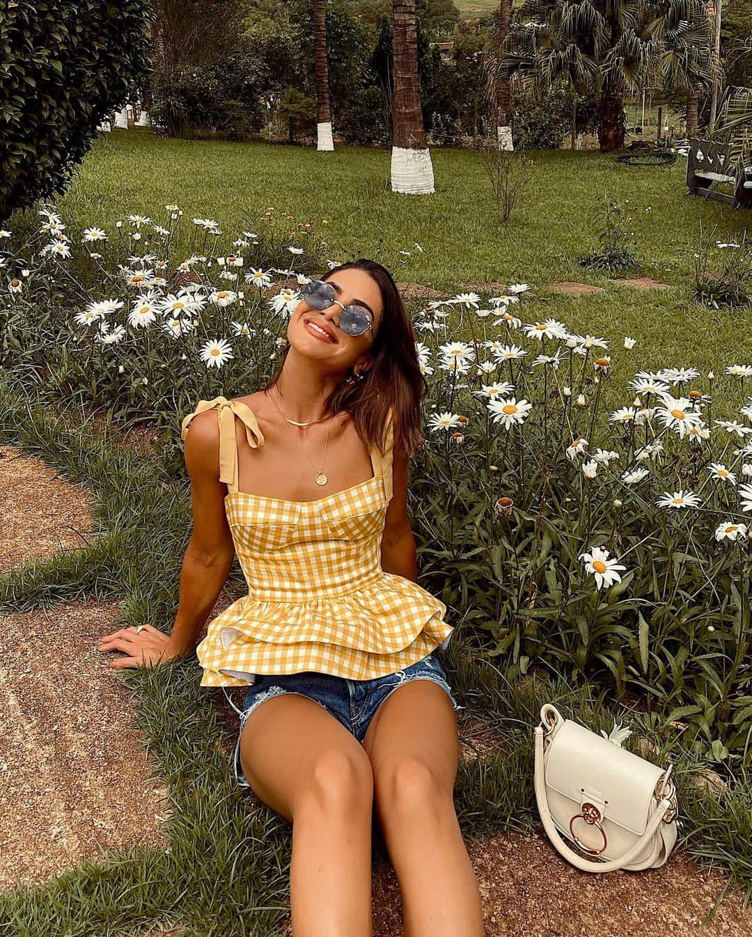 Camila Coelhoさんのインスタグラム写真 - (Camila CoelhoInstagram)「Farm days!🌼☀️Dias no interior! #ootd #lookdodia」1月9日 10時49分 - camilacoelho