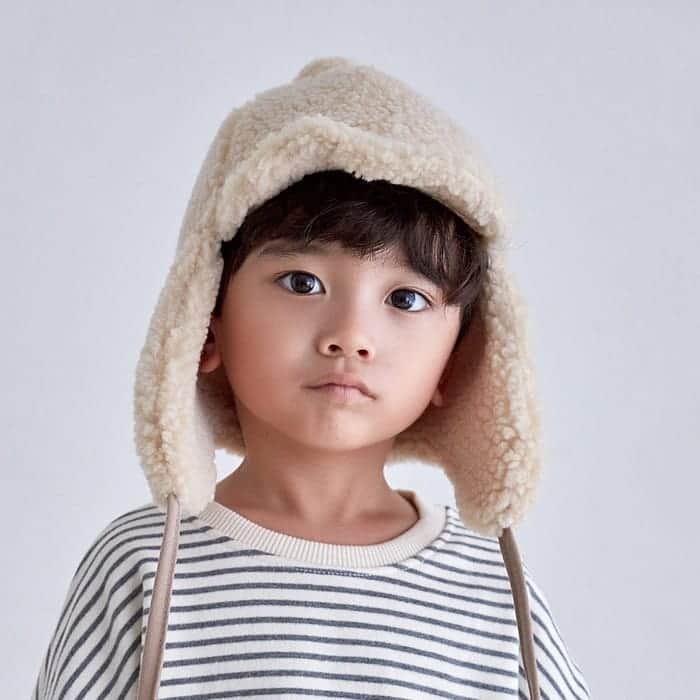 こども達をラブリーにさせる韓国子供服ですー☀さんのインスタグラム写真 - (こども達をラブリーにさせる韓国子供服ですー☀Instagram)「deerstalker hat . . だいぶ遅くなりましたが、まだ寒い日々が続いてるので入荷してみました😁 . ボア素材の可愛いディアストーカーハットです。 耳当てのひもを頭の上で結ぶこともできます✨ . 他にも防寒グッズ色々ございますのでチェックしてみてくださいね☺ . . 詳細はプロフィールのリンクにてご確認ください。 . . ☆-----------------------------------☆. ☑color アイボリー、ベージュ. ☑size 48-51cm. ☆-----------------------------------☆ . . ☑LINE公式アカウントはじめました♪ お友達登録でお買い物の使えるクーポンがもらえます。 マリンキャッスルで検索🔍 . . ☑インスタに着画投稿でクーポンがもらえる！ 当店でご購入した商品を着てインスタに投稿するだけで次回の買い物に使えるクーポンがもらえます。  投稿の際には @marinecastle_kids のタグ付け、 #マリンキャッスル #マリンキャッスルコーデ  も忘れず付けてくださいね。」1月9日 10時51分 - marinecastle_kids