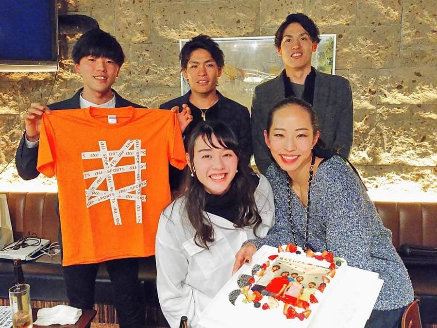 野口啓代のインスタグラム：「team au📳 所属しているKDDIさんの新年会!* * みんなで刺激し合って成長出来たり、応援しあえたり、本当に最高のチームだなって思います👏🏻☺️* * ずっと私達を支えてくれているKDDIさんには本当に感謝です🧡今年もteam auの5人共 大活躍出来るように頑張ります‼︎ 今年もよろしくお願いします🙇🏻‍♀️✨* * 最後は恒例の••• TNF, la sportivaに続いて3匹目のあきよGETしたふーちゃん😏❤️今回は私も😍🍰💕* * * @au_official #teamau  #大和証券 @thenorthfacejp @orientalbaio #三井不動産 @cowsoapcp #zeta  @c3fit @lasportivajp @petzl_official  @newhale_japan」