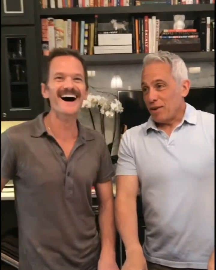 のインスタグラム：「Since today's Wednesday aka "Hump Day" this video is perfect. 😂😂 #neilpatrickharris #davidburtka #nph #db #tagsforlikes #actors #lovethem #handsome #chef #myedit #cooking #igstories #throwback #funny #lol #couple #husbands @nph @dbelicious 🤣😉」