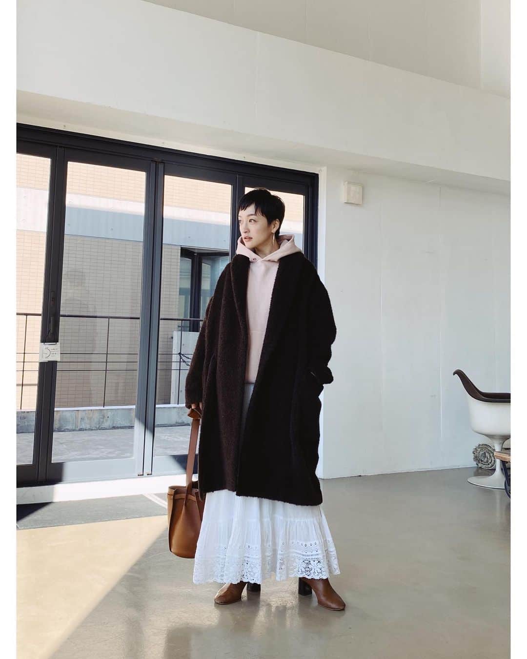 のインスタグラム：「おニューのヘアで、　@inrededitor の撮影でした📸 最高の天気と仲良しスタッフさんのおかげで、めっちゃ素敵な写真になったので、とても清々しい午前中です。 2月7日発売号です📚 #都ふく coat @aton_tokyo  parker @aton_tokyo  skirt @jean_neretofficial  boots @31philliplim  bag @oldceline」
