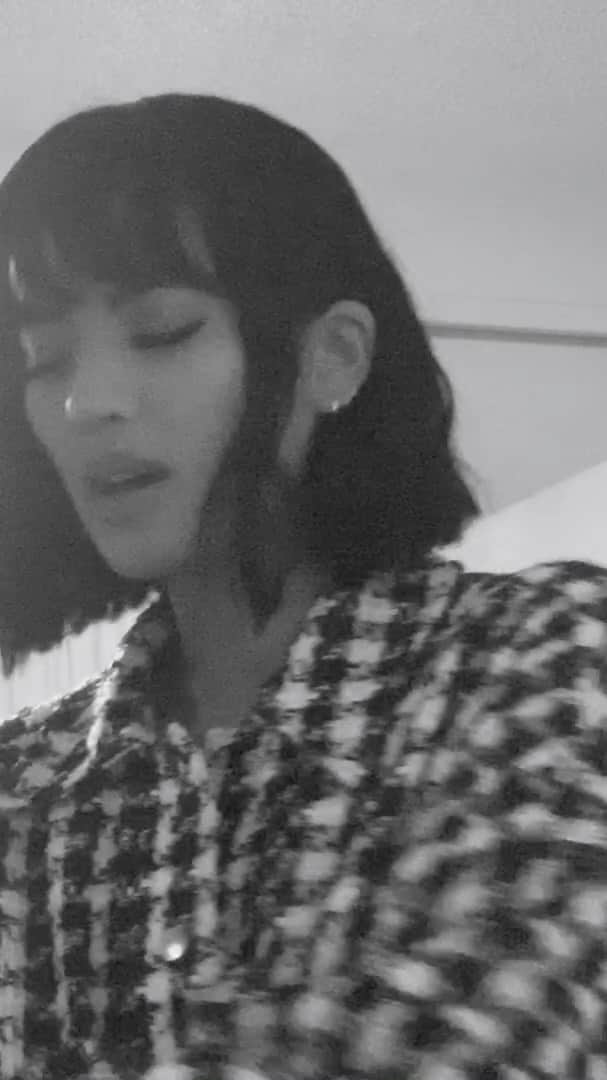 エマリン・エストラーダのインスタグラム：「Not sure who I think I am covering this song but hands down one of my favorites of all time.」