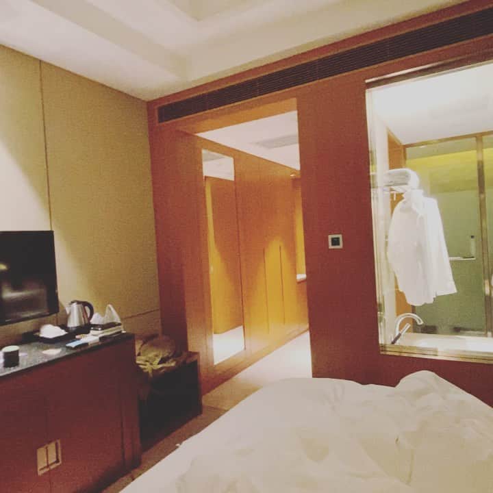 鴨志田由貴のインスタグラム：「中国のホテルで髭剃りを注文したら持ってきたのが、まさかの！！ #ホテル　#hotel」