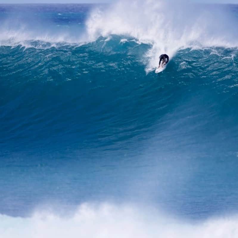 佐藤魁のインスタグラム：「. . . ..so slimy gooey awkward tricky session 12/31 #pipeline #mahalo #記録　 沖合いのフィールドには　たくさんのかっこいいサーファーがいて マイクスチュワートさんの投稿でも　やめ時と入る時などたくさん学んでる最中だって書いてた、 海がとてつもなく大きな周期の１つになっていてまったくもってどのタイミングで海に入っていいかわからなかった ボディボードの板の小ささで　破壊的なエネルギーのある分厚い波をフロウしながら人と違うラインを描いてる マイクスチュワートさんをみて沖合で　僕は彼を#スピーディーゴンザレス　 @volcomjapan #volocomjapan」