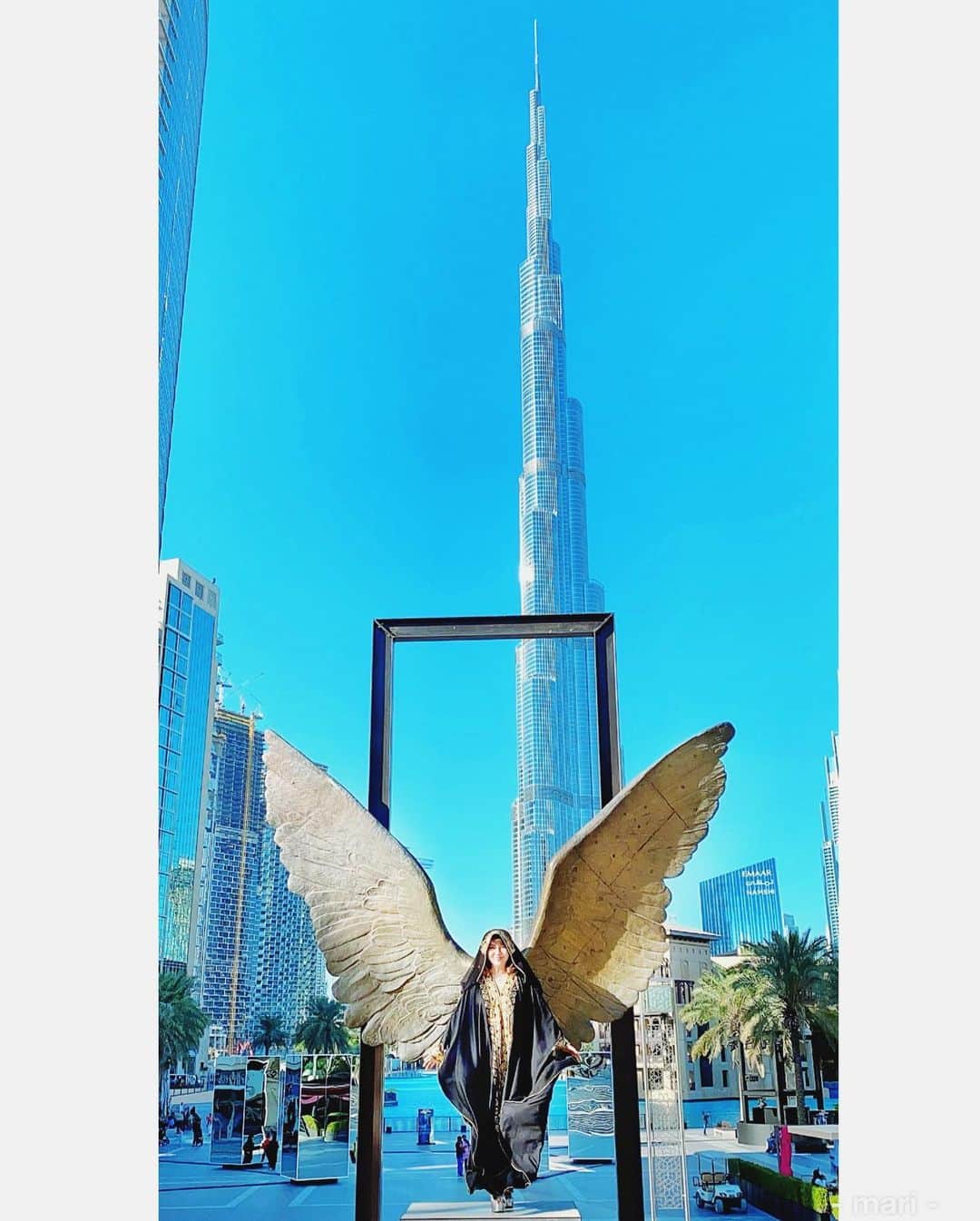 selfieneのインスタグラム：「#ドバイ の最低年収は800万円 #シンガポール 同様#安全 で#綺麗なまち  ここに移住している日本人は本物の#成功者 だ かつて聞いたことのない#情報が溢れてる  昨日は凄い話を聞いて眠れなかった ・ 少額から参加できて しかも1月中はキャンペーンで 原資が1.5倍になり 利回りも2倍⁉️ ・ マジ神過ぎるから LINE@の読者と情報を共有しようと思ってる ・ 2020年、お金を増やして自由になりたい人は必ずこの情報受け取った方がいい✨ ・ 今のうちにプロフィール欄のLINE@に登録しておいてね😊 💖💖💖 @marigram_uu_ ・ #投資  #投資女子 #海外移住 #海外投資家  #自由になりたい」