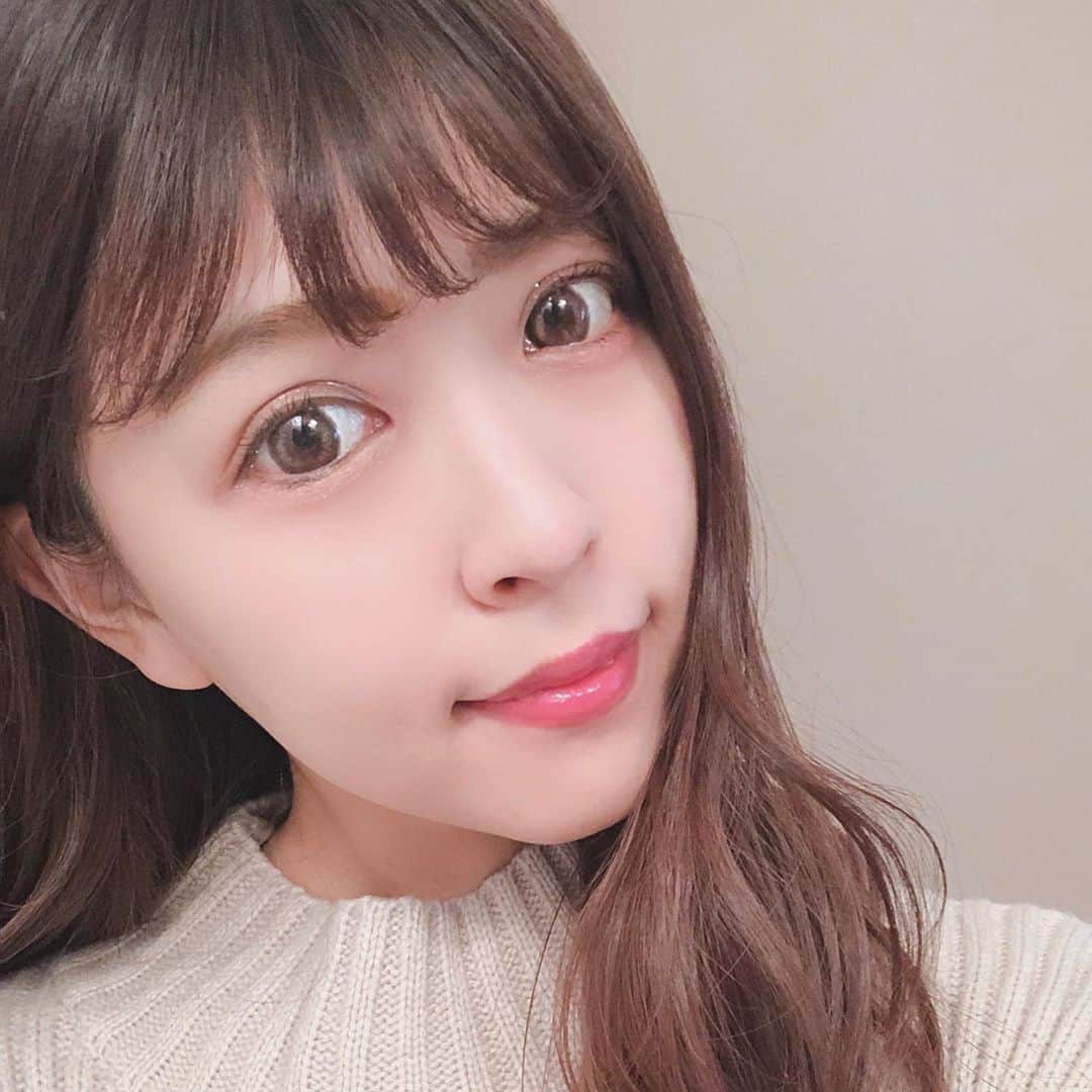 Mew contactさんのインスタグラム写真 - (Mew contactInstagram)「エンジェルカラー アンドミー﻿ コーラル﻿ ﻿ めるるイメモカラコン(^ ^)❤﻿ 今回は「コーラル」をレポ☝﻿ ﻿ 【スペック】﻿ DIA14.5mm/着色直径13.7mm﻿ ﻿ 【デザイン】﻿ 太めなフチは自然なブラウンのドット♪﻿ 内側は淡いコーラルブラウンがふんわり😊﻿ 全体的に柔らかく優しいデザインです❤️﻿ ﻿ 【実際に装着】﻿ ほんのりピンクっぽいコーラルカラーに♡！﻿ 少し可愛さのある瞳になった気がします💓﻿ フチがわかりやすくてくっきり大きな瞳に✨﻿ ﻿ 【全体の雰囲気】﻿ 甘く可愛い雰囲気が出ました(o^^o)♡﻿ 自然ながらも大きくクリっとしていて◎﻿ さり気なく女の子らしさがUPします💕﻿ ﻿ ----------------------------﻿ 詳細はプロフィールから！﻿ URLをチェックしてね🔍﻿ ----------------------------﻿ ﻿ #生見愛瑠 #カラコン #カラーコンタクト #カラコンレポ #カラコン着画 #カラコン通販 #カラコンレビュー #mewcontact #ミューコンタクト #エンジェルカラー #メイク #ナチュラルカラコン #colorcontacts #카라콘 #カラコン動画 #カラコンメイク #컬러렌즈 #カラコン紹介 #컬러콘택트렌즈 #coloredcontactlenses #可愛い #モテコスメ #coloredcontacts #カラコン専門店 #コーラル #めるる #カラコンまとめ #ナチュラルメイク #カラコン大好き #めるるず」1月9日 11時12分 - mewcontact