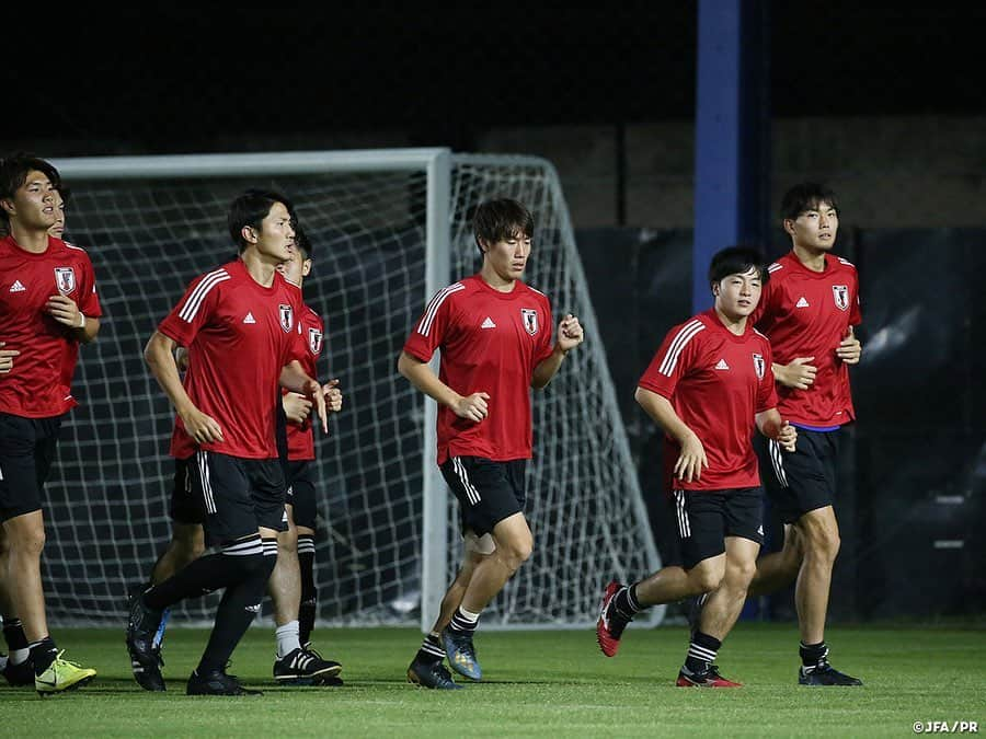 日本サッカー協会さんのインスタグラム写真 - (日本サッカー協会Instagram)「📸#U23日本代表 いよいよ初戦❗️「結果と成長を求めながらチャレンジを」 ・ 1/8（水）、AFC U23選手権タイ2020の初戦を翌日に控え、バンコク市内で最終調整を行いました。Thammasat Stadiumでは開幕会見が行われ、#森保一 監督が出席しました。 ・ 森保監督は、「アジアでトップレベルの大会に参加できることを非常に嬉しく思う」とコメントし、「強豪国と同じグループで、一戦一戦非常に難しく、厳しい試合になる。チームとして結果と成長を求めながらチャレンジしていきたい」と意気込みを語っています。 ・ 夜のトレーニングでは大会初戦を前に戦術面の最終確認を行いました。U-23日本代表のグループステージ初戦、対サウジアラビア戦は本日9日(木)22:15（日本時間）にThammasat Stadiumでキックオフ予定です。 ・ ――― 🏆AFC U-23選手権タイ2020（1/8～26） 1/9 22:15 🆚U-23サウジアラビア🇸🇦 1/12 22:15 🆚U-23シリア🇸🇾 1/15 22:15 🆚U-23カタール🇶🇦 📺テレビ朝日系列/NHK BS1 👉大会情報はJFA.jpへ #daihyo #U23日本代表 #AFCU23 ―――」1月9日 11時22分 - japanfootballassociation