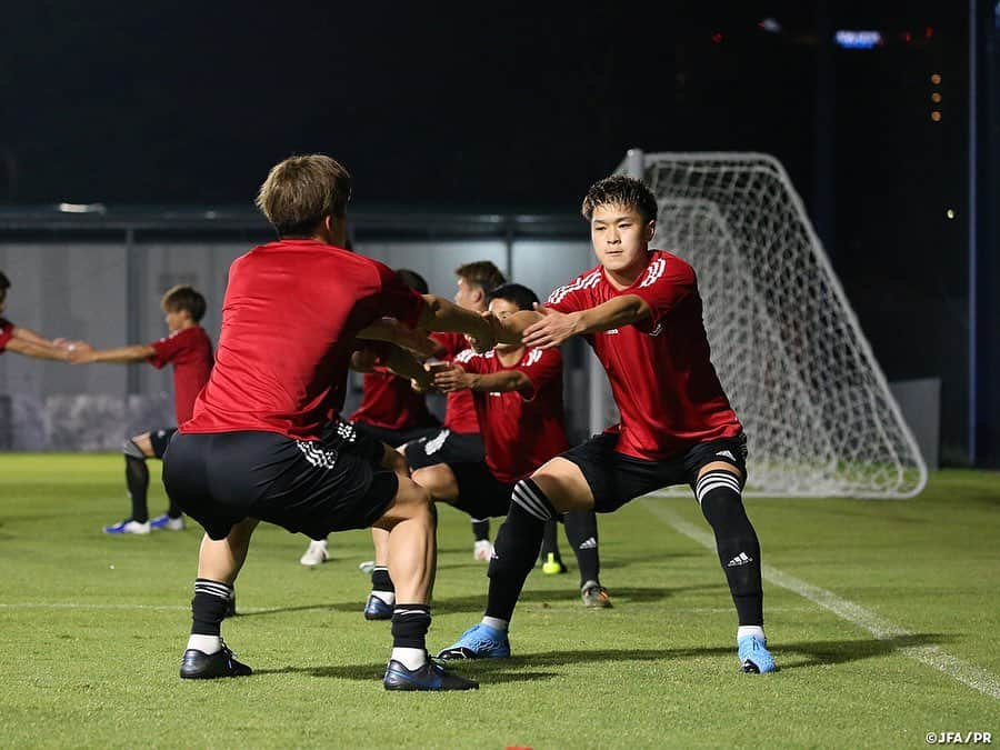 日本サッカー協会さんのインスタグラム写真 - (日本サッカー協会Instagram)「📸#U23日本代表 いよいよ初戦❗️「結果と成長を求めながらチャレンジを」 ・ 1/8（水）、AFC U23選手権タイ2020の初戦を翌日に控え、バンコク市内で最終調整を行いました。Thammasat Stadiumでは開幕会見が行われ、#森保一 監督が出席しました。 ・ 森保監督は、「アジアでトップレベルの大会に参加できることを非常に嬉しく思う」とコメントし、「強豪国と同じグループで、一戦一戦非常に難しく、厳しい試合になる。チームとして結果と成長を求めながらチャレンジしていきたい」と意気込みを語っています。 ・ 夜のトレーニングでは大会初戦を前に戦術面の最終確認を行いました。U-23日本代表のグループステージ初戦、対サウジアラビア戦は本日9日(木)22:15（日本時間）にThammasat Stadiumでキックオフ予定です。 ・ ――― 🏆AFC U-23選手権タイ2020（1/8～26） 1/9 22:15 🆚U-23サウジアラビア🇸🇦 1/12 22:15 🆚U-23シリア🇸🇾 1/15 22:15 🆚U-23カタール🇶🇦 📺テレビ朝日系列/NHK BS1 👉大会情報はJFA.jpへ #daihyo #U23日本代表 #AFCU23 ―――」1月9日 11時22分 - japanfootballassociation