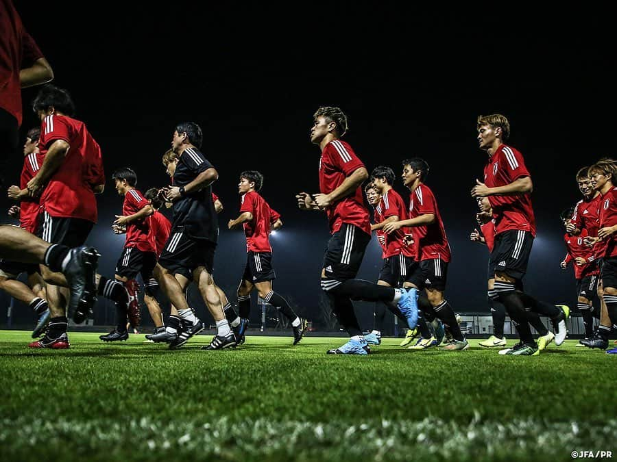 日本サッカー協会さんのインスタグラム写真 - (日本サッカー協会Instagram)「📸#U23日本代表 いよいよ初戦❗️「結果と成長を求めながらチャレンジを」 ・ 1/8（水）、AFC U23選手権タイ2020の初戦を翌日に控え、バンコク市内で最終調整を行いました。Thammasat Stadiumでは開幕会見が行われ、#森保一 監督が出席しました。 ・ 森保監督は、「アジアでトップレベルの大会に参加できることを非常に嬉しく思う」とコメントし、「強豪国と同じグループで、一戦一戦非常に難しく、厳しい試合になる。チームとして結果と成長を求めながらチャレンジしていきたい」と意気込みを語っています。 ・ 夜のトレーニングでは大会初戦を前に戦術面の最終確認を行いました。U-23日本代表のグループステージ初戦、対サウジアラビア戦は本日9日(木)22:15（日本時間）にThammasat Stadiumでキックオフ予定です。 ・ ――― 🏆AFC U-23選手権タイ2020（1/8～26） 1/9 22:15 🆚U-23サウジアラビア🇸🇦 1/12 22:15 🆚U-23シリア🇸🇾 1/15 22:15 🆚U-23カタール🇶🇦 📺テレビ朝日系列/NHK BS1 👉大会情報はJFA.jpへ #daihyo #U23日本代表 #AFCU23 ―――」1月9日 11時22分 - japanfootballassociation