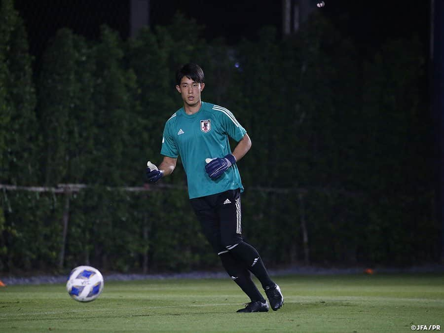 日本サッカー協会さんのインスタグラム写真 - (日本サッカー協会Instagram)「📸#U23日本代表 いよいよ初戦❗️「結果と成長を求めながらチャレンジを」 ・ 1/8（水）、AFC U23選手権タイ2020の初戦を翌日に控え、バンコク市内で最終調整を行いました。Thammasat Stadiumでは開幕会見が行われ、#森保一 監督が出席しました。 ・ 森保監督は、「アジアでトップレベルの大会に参加できることを非常に嬉しく思う」とコメントし、「強豪国と同じグループで、一戦一戦非常に難しく、厳しい試合になる。チームとして結果と成長を求めながらチャレンジしていきたい」と意気込みを語っています。 ・ 夜のトレーニングでは大会初戦を前に戦術面の最終確認を行いました。U-23日本代表のグループステージ初戦、対サウジアラビア戦は本日9日(木)22:15（日本時間）にThammasat Stadiumでキックオフ予定です。 ・ ――― 🏆AFC U-23選手権タイ2020（1/8～26） 1/9 22:15 🆚U-23サウジアラビア🇸🇦 1/12 22:15 🆚U-23シリア🇸🇾 1/15 22:15 🆚U-23カタール🇶🇦 📺テレビ朝日系列/NHK BS1 👉大会情報はJFA.jpへ #daihyo #U23日本代表 #AFCU23 ―――」1月9日 11時22分 - japanfootballassociation