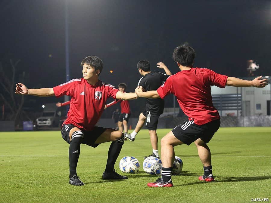 日本サッカー協会さんのインスタグラム写真 - (日本サッカー協会Instagram)「📸#U23日本代表 いよいよ初戦❗️「結果と成長を求めながらチャレンジを」 ・ 1/8（水）、AFC U23選手権タイ2020の初戦を翌日に控え、バンコク市内で最終調整を行いました。Thammasat Stadiumでは開幕会見が行われ、#森保一 監督が出席しました。 ・ 森保監督は、「アジアでトップレベルの大会に参加できることを非常に嬉しく思う」とコメントし、「強豪国と同じグループで、一戦一戦非常に難しく、厳しい試合になる。チームとして結果と成長を求めながらチャレンジしていきたい」と意気込みを語っています。 ・ 夜のトレーニングでは大会初戦を前に戦術面の最終確認を行いました。U-23日本代表のグループステージ初戦、対サウジアラビア戦は本日9日(木)22:15（日本時間）にThammasat Stadiumでキックオフ予定です。 ・ ――― 🏆AFC U-23選手権タイ2020（1/8～26） 1/9 22:15 🆚U-23サウジアラビア🇸🇦 1/12 22:15 🆚U-23シリア🇸🇾 1/15 22:15 🆚U-23カタール🇶🇦 📺テレビ朝日系列/NHK BS1 👉大会情報はJFA.jpへ #daihyo #U23日本代表 #AFCU23 ―――」1月9日 11時22分 - japanfootballassociation