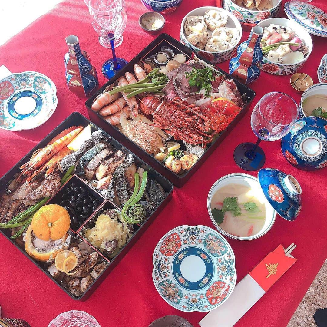 海野ナルのインスタグラム：「遅れましたがあけましておめでとうございます🙇‍♀️ 今年の御節も父親特製👴 今年も大好きな家族に囲まれてお正月を過ごせて嬉しかったです☺️ 今年もよろしくお願いします✨  着物の👘写真は撮影の時の☺️」