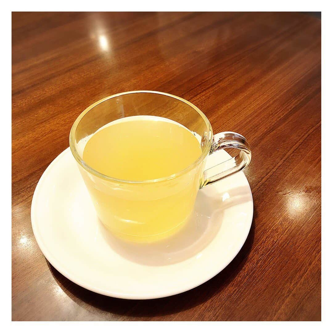 中山忍さんのインスタグラム写真 - (中山忍Instagram)「🍋ホットレモネード🍋  レモンの爽やかさと ホッとする甘さに癒される #モンブッフ  ハンガリー🇭🇺で 冷たいレモネードのとりこになり 大好きになりました  ハンガリーのレモネードは寒いときも レモンはあの量なのかしら？  #おしえて #ゆりちゃん #ハンガリー 🇭🇺」1月9日 11時26分 - _shinobu_nakayama_