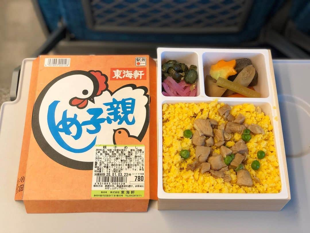 甲斐みのりさんのインスタグラム写真 - (甲斐みのりInstagram)「静岡駅でのお弁当。  #静岡百景 #東海道新幹線各駅停車の旅 #ポケットに静岡百景 #静岡新幹線富士山」1月9日 11時50分 - minori_loule