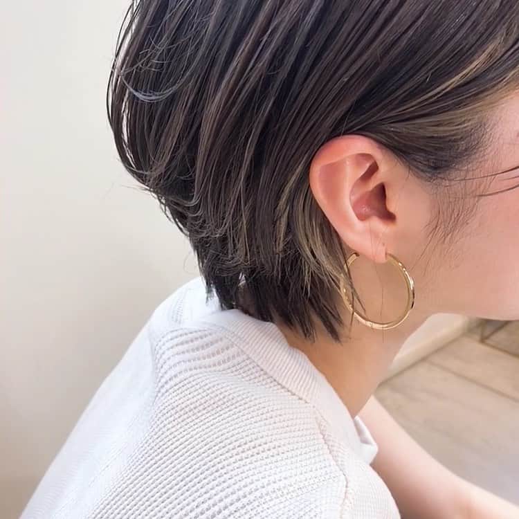 高沼達也さんのインスタグラム写真 高沼達也instagram ハイライトショート 襟足スッキリ くびれショート バングインナーカラー 前髪インナーカラー 襟足 グレージュ ベージュ ベージュグレージュ バレイヤージュ ボブ Bob 表参道 外ハネ 白髪ぼかし 白髪染め