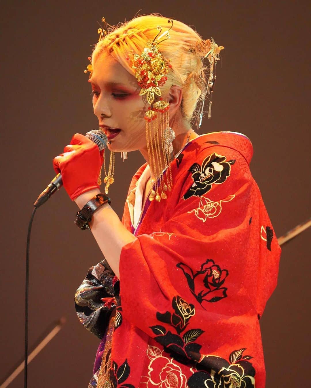 幸樹さんのインスタグラム写真 - (幸樹Instagram)「Japanese kimono.  If you wear in Japan, try it.  新年早々、着物きました、帯で姿勢がいつもより良くなりました。  日本の文化！着物素晴らしい！  #singer #japan #visual #visualkei  #love #music #makeup  #haircolor #ビジュアル系 #cosplay  #instagood #fashion #happy  #insta #fun #instalike #japan #japanese  #followme #photography #model #kimono #着物  #follow #cool #live #vocal  #ダウト #幸樹」1月9日 11時47分 - kouki_buddhacomplex