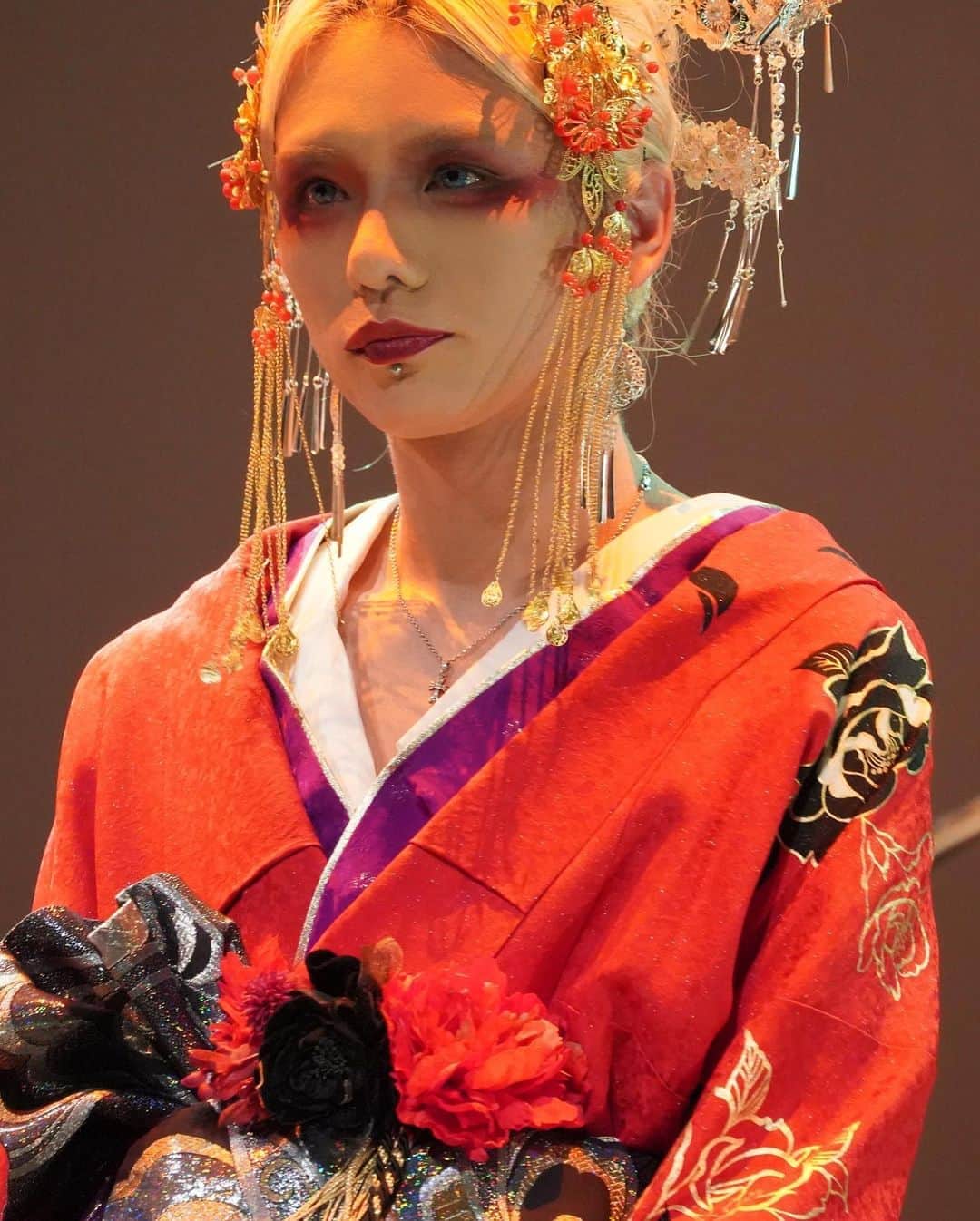 幸樹さんのインスタグラム写真 - (幸樹Instagram)「Japanese kimono.  If you wear in Japan, try it.  新年早々、着物きました、帯で姿勢がいつもより良くなりました。  日本の文化！着物素晴らしい！  #singer #japan #visual #visualkei  #love #music #makeup  #haircolor #ビジュアル系 #cosplay  #instagood #fashion #happy  #insta #fun #instalike #japan #japanese  #followme #photography #model #kimono #着物  #follow #cool #live #vocal  #ダウト #幸樹」1月9日 11時47分 - kouki_buddhacomplex