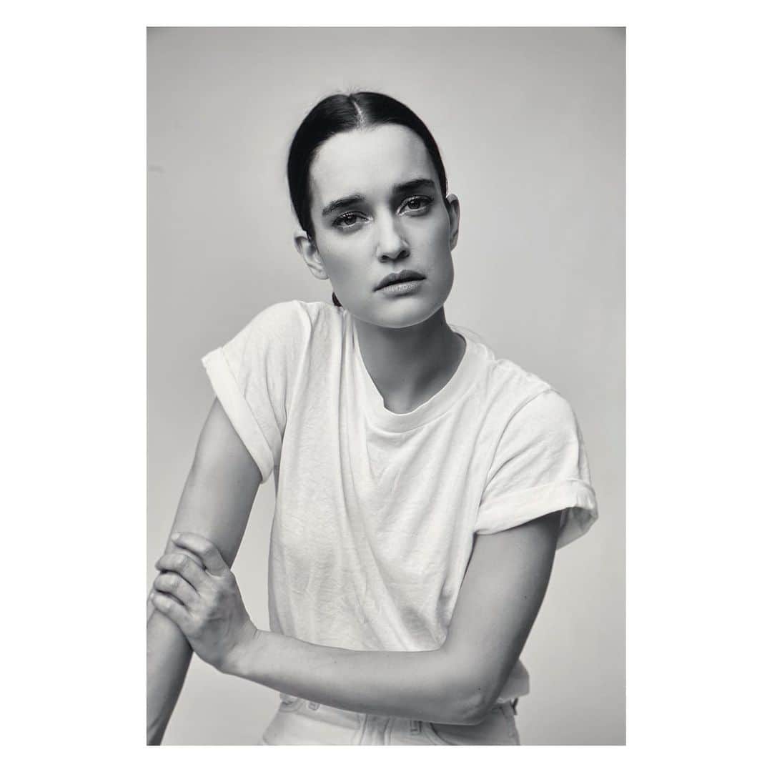 ケイト・ハリソンのインスタグラム：「@hudsonjeans . @bretlemke @sambatesmakeup」
