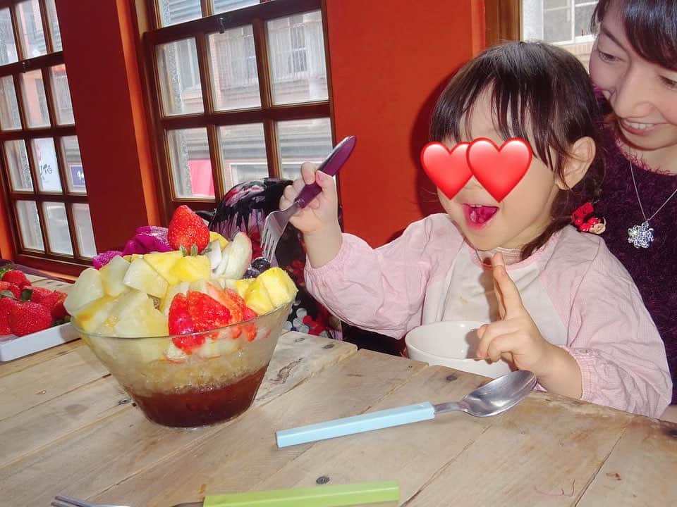 池辺愛さんのインスタグラム写真 - (池辺愛Instagram)「✈︎台湾旅行記✈︎ ということで、1日目は娘は熟睡のためかき氷を食べられなかったので、2日目もチャレンジ😉 迪化街の中にある豊味果品というお店。 ・ 写真3枚目の釈迦頭（シャカトウ）という果物、初めて食べました😳 写真2枚目だと、ぶどうの右にうつっている白いやつです☝️ バナナくらいの強い甘味があって、食感はクリームみたいにとろっとしてる！そしてひとつひとつから黒い種が出てくる！ そんな果物でした。 私は好き😍 日本の果物には似たものがないと思うなぁ🤔 台湾に行くことがあればぜひ食べてみて下さい😉 ・ 娘は口を真っ赤にしながら夢中でパクパク食べていました😋😋😋 ・ ちなみにここのかき氷はフワフワ系ではありませんでした。 ・ ・ ・ #台湾 #台湾旅行 #かき氷 #迪化街 #豊味果品 #釈迦頭 #シャカトウ #南国のくだもの #いちご」1月9日 11時52分 - aiikebe