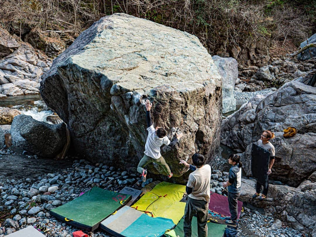 中島徹のインスタグラム：「Team Nagano💪 I went back my hometown and my home ground: Tohyama river. Some rocks were washed away and many problems disappeared last year. On contrary, this block appeared!  We found lines, set a project, and made two first ascents. No idea how long these problems will remine there.... But this is a very mature!  Problem: 潜影蛇手 初段 (Senneijashu V8) Climber: @syoudk  #boulder #bouldering #遠山郷 #南信濃 #ボルダリング」