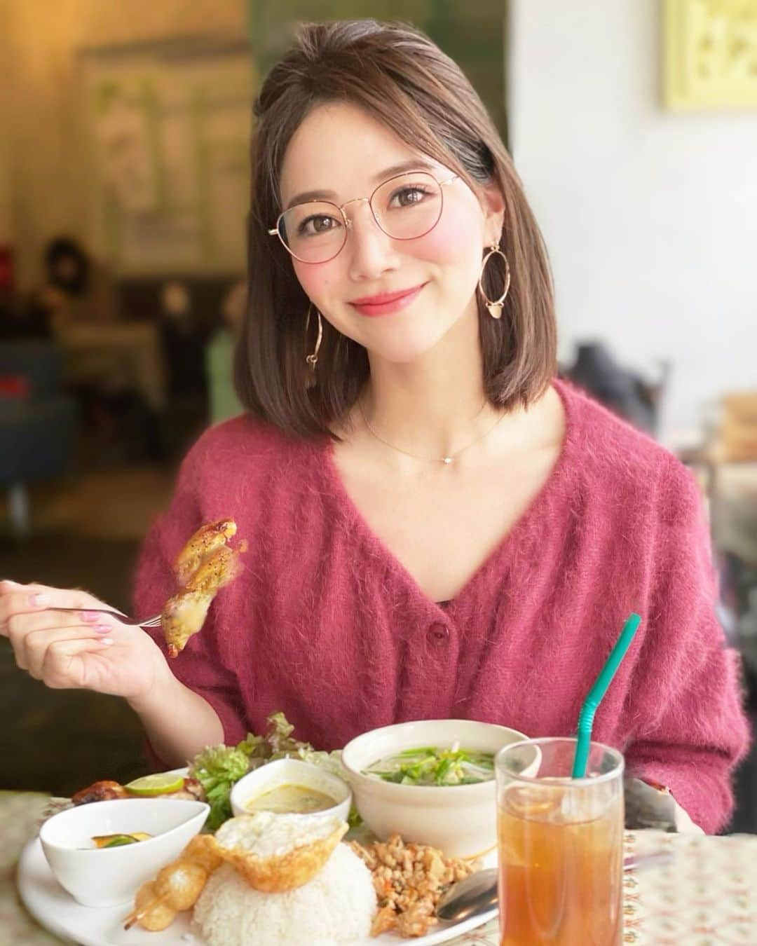 石井里奈さんのインスタグラム写真 - (石井里奈Instagram)「こんにちは☀️ . こないだのオフィスランチ😋😋 大好きなタイ料理を食べに🚶‍♀️💕ランチはタイ料理率高め😛 . 好評だったモフモフの赤茶のニットに お気に入りの @citizenwatchjp の茶ベルトの時計と @resee.official のcall/Red&Goldのダテメガネ🤓 . 最近みんなに眼鏡似合うと褒められてから眼鏡にハマってる私😝←単純 . Re:Seeは日本で唯一無二のグラスフィッターのISSEIさんが展開する360°ブランド👀展示会で見つけてオーダーさせてもらったときに自分の顔に合わせてぴったり調節してもらったので、眼鏡が落ちてこずぴったりの最高の付け心地🥰 . 赤いめがねってなんだか女性らしくてかわいいですよね💕Re:Seeは、カラーレンズのサングラスとかもとっても可愛くて今年の夏はそれを狙ってます🌴笑 ケースもかわいいよん😘 . 午後も頑張ろうね🎵 . #ランチ #伊達眼鏡 #眼鏡好き #glasses #原宿 #眼鏡 #眼鏡女子 #腕時計 #レディースウォッチ #赤小物 #red #mangotreecafe #thai #thaifood #タイ料理 #lunch #エスニック料理 #asia #asianfood #lunchtime #オフィスコーデ #オフィスカジュアル #OL #officelady #watch #harajuku #タイ #タイ旅行 #タイグルメ #りなまるグルメ」1月9日 12時03分 - ri7tin1025