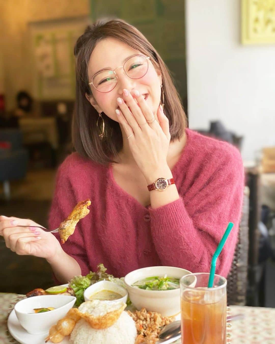 石井里奈さんのインスタグラム写真 - (石井里奈Instagram)「こんにちは☀️ . こないだのオフィスランチ😋😋 大好きなタイ料理を食べに🚶‍♀️💕ランチはタイ料理率高め😛 . 好評だったモフモフの赤茶のニットに お気に入りの @citizenwatchjp の茶ベルトの時計と @resee.official のcall/Red&Goldのダテメガネ🤓 . 最近みんなに眼鏡似合うと褒められてから眼鏡にハマってる私😝←単純 . Re:Seeは日本で唯一無二のグラスフィッターのISSEIさんが展開する360°ブランド👀展示会で見つけてオーダーさせてもらったときに自分の顔に合わせてぴったり調節してもらったので、眼鏡が落ちてこずぴったりの最高の付け心地🥰 . 赤いめがねってなんだか女性らしくてかわいいですよね💕Re:Seeは、カラーレンズのサングラスとかもとっても可愛くて今年の夏はそれを狙ってます🌴笑 ケースもかわいいよん😘 . 午後も頑張ろうね🎵 . #ランチ #伊達眼鏡 #眼鏡好き #glasses #原宿 #眼鏡 #眼鏡女子 #腕時計 #レディースウォッチ #赤小物 #red #mangotreecafe #thai #thaifood #タイ料理 #lunch #エスニック料理 #asia #asianfood #lunchtime #オフィスコーデ #オフィスカジュアル #OL #officelady #watch #harajuku #タイ #タイ旅行 #タイグルメ #りなまるグルメ」1月9日 12時03分 - ri7tin1025