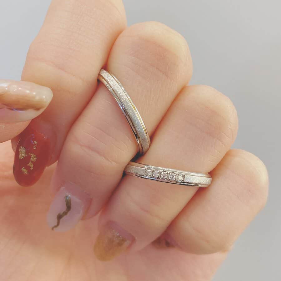 garden(ガーデン)本店さんのインスタグラム写真 - (garden(ガーデン)本店Instagram)「． ． @fischer_bridal_rings  @garden_honten . . FISCHER【フィッシャー】 . . ドイツの老舗ブランド🇩🇪 . 着け心地抜群なFISCHER💗 ドイツ独自の表面加工〈アイスマット〉🧊❄️ マット加工ですが光をキラキラと反射させるのですごく綺麗です✨ . . #garden本店#マリッジリング#結婚指輪#ドイツブランド#鍛造リング#鍛造指輪#FISCHER#フィッシャー#プレ花嫁#京都花嫁#大阪花嫁#和歌山花嫁#奈良花嫁#京都花嫁#大阪結婚指輪#marry花嫁 #marry花嫁さんと繋がりたい #全国のプレ花嫁さんと繋がりたい#結婚式準備#指輪探し#指輪探しのお手伝い#指輪選び#指輪探しデート#関西花嫁#2019冬婚#2020夏婚#2020春婚#プロポーズ待ち#プロポーズリング . . フォトウェディング予約受付中🤵🏻👰🏻💗 和装での撮影も人気です💫 お気軽にお問合せください♩ . . ーーーーーーーーーーーーーーー *＊. garden岸和田本店 *＊。 @garden_honten . .  大阪府岸和田市荒木町2丁目18-18 (敷地内無料駐車場有り) 072-440-1778 . ［access］ 🚘阪神高速4号湾岸線 岸和田北ICより5分 阪和線 岸和田和泉ICより5分 🚃JR阪和線「久米田駅」より徒歩15分 南海本線「春木駅」より徒歩15分 .」1月9日 12時05分 - garden_honten