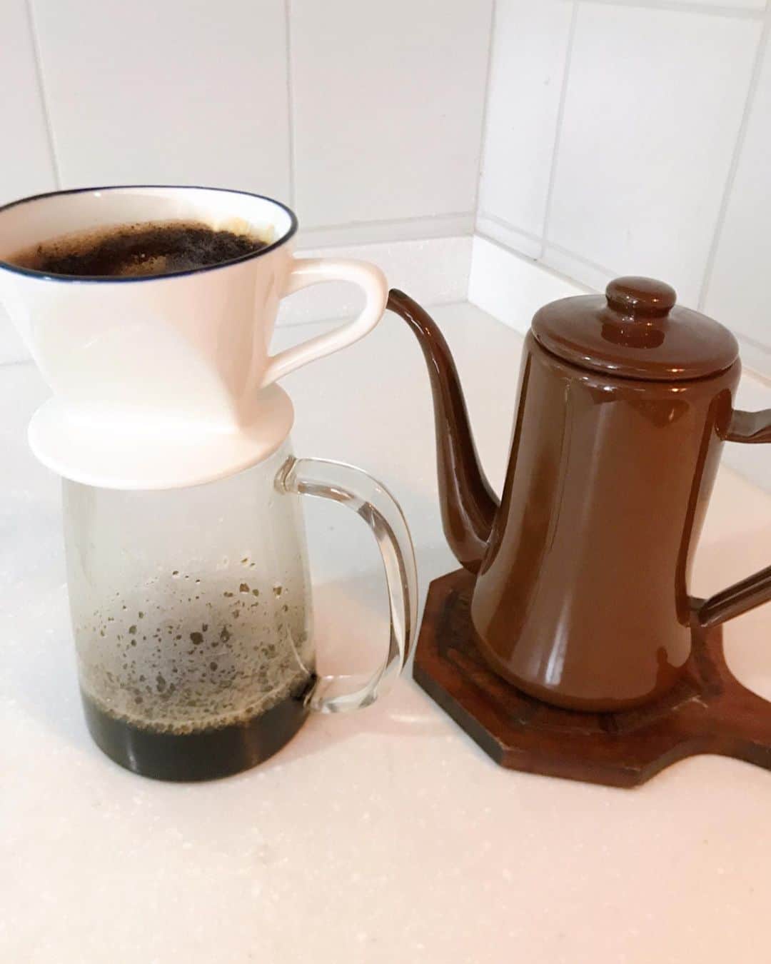 新井利佳さんのインスタグラム写真 - (新井利佳Instagram)「#タイコーヒー コーヒードリッパーが割れてしまって、しばらく（1年以上😂）コーヒーいれてなかったのだけども。新たに購入☕️タイコーヒー豆をミルで挽いてもらって、おうちで入れ立てのコーヒーを飲む幸せ💕 名前はSuzukicoffeeだけど、日本とは全く関係ないらしいです😆 #coffeetime #coffeelover #coffeehouse #coffee #thailandcoffee #suzukicoffee #suzukicoffeethailand #goodsmell #relaxtime #morningcoffee #咖啡 #泰國咖啡 #泰國咖啡豆 #輕鬆一下 #早上享咖啡 #咖啡日常 #咖啡控 #泰國生活 #好香 #香氣 #朝のルーティン #コーヒーのある暮らし #コーヒー好き #コーヒー時間 #コーヒーは自分で淹れる派」1月9日 12時05分 - rika.arai