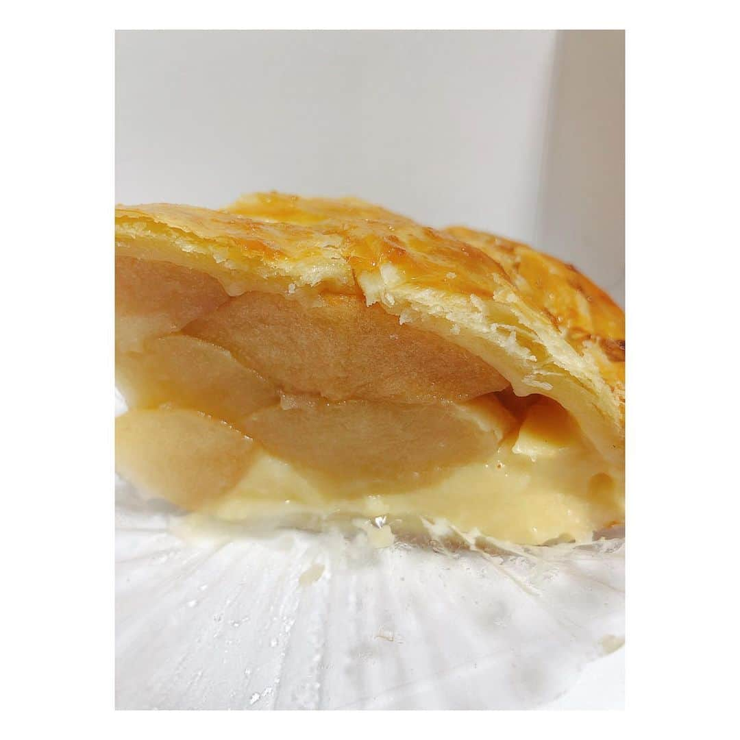 理絵さんのインスタグラム写真 - (理絵Instagram)「定期的に食べたくなるマミーズの🥧アップルパイ  りんご🍎がごろっとたくさん入っていてカスタードクリームは甘さ控えめ生地の表面はサクッと  イメージ的に料理上手なお母さんが子供のために愛情を込めて作った💗そんなアップルパイです  #マミーズアップルパイ #マミーズ #アップルパイ #applepie #ケーキ #ケーキ屋 #cake #케이크 #torta #tortadimele #애플파이 #スイーツ #tokyo #japan」1月9日 12時23分 - ____rie____