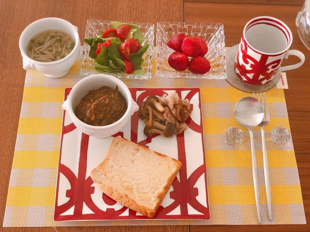 英玲奈さんのインスタグラム写真 - (英玲奈Instagram)「#今日の朝ご飯 #夫の朝ご飯 昨夜のカレーを朝も食べたいというリクエストで、 残っていたパンと一緒に。 #ていねいな暮らし #季節を感じる暮らし#からだにいいこと #からだにやさしいごはん #おうちごはん#夫の健康守りたい#10年後の健康の為に#無添加#無化調#オーガニック#低gi #美腸活#趣味生活#erenakitchen」1月9日 12時23分 - erena_erenyan